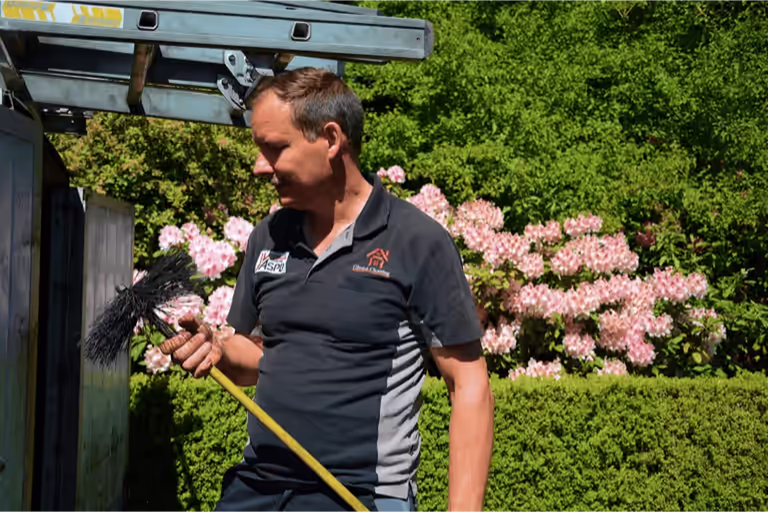 Patrick die zijn spullen pakt om te gaan reiniggen